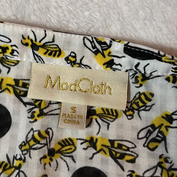 ModCloth BEE and Polka dot sleeveless top! - Picture 9 of 13